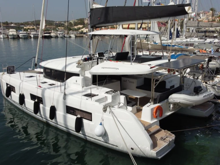 Catamaran for rent Lávrio at the best price