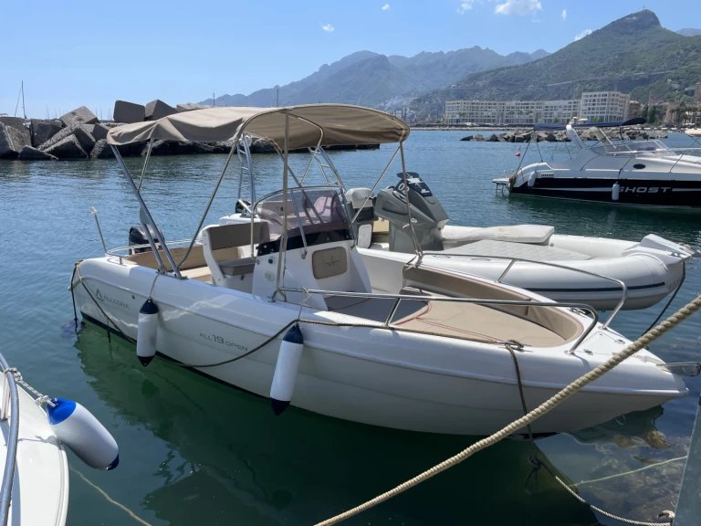 Motorboat for rent Porto di Salerno at the best price