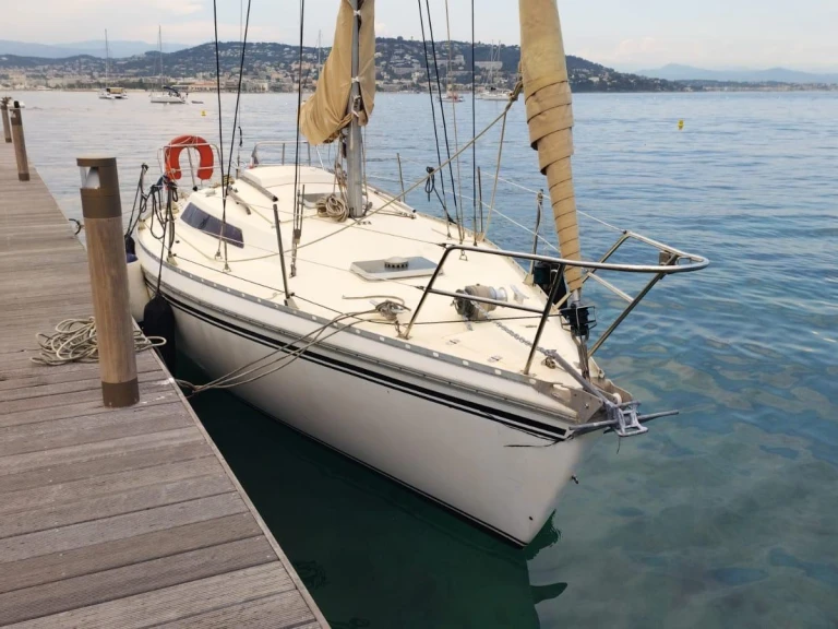 Jeanneau Aquila in Cannes on SamBoat