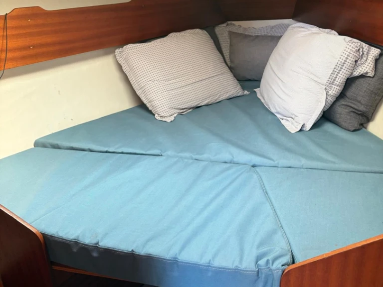 Rent a Jeanneau Aquila Cannes