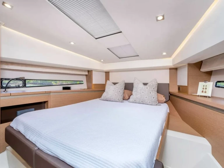 Motorboat rental in Zanzibar - Sunseeker Manhattan 56