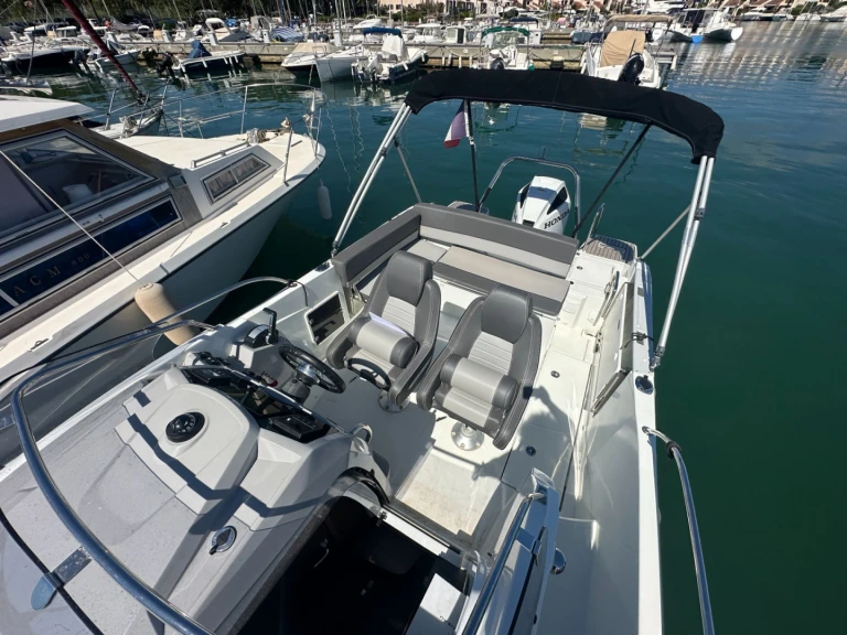 Jeanneau Cap Camarat 7.5 WA Serie 2 in Cogolin on SamBoat