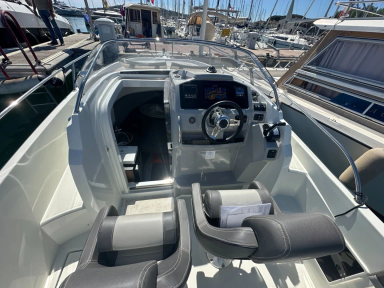 Yacht charter Cogolin cheap Cap Camarat 7.5 WA Serie 2