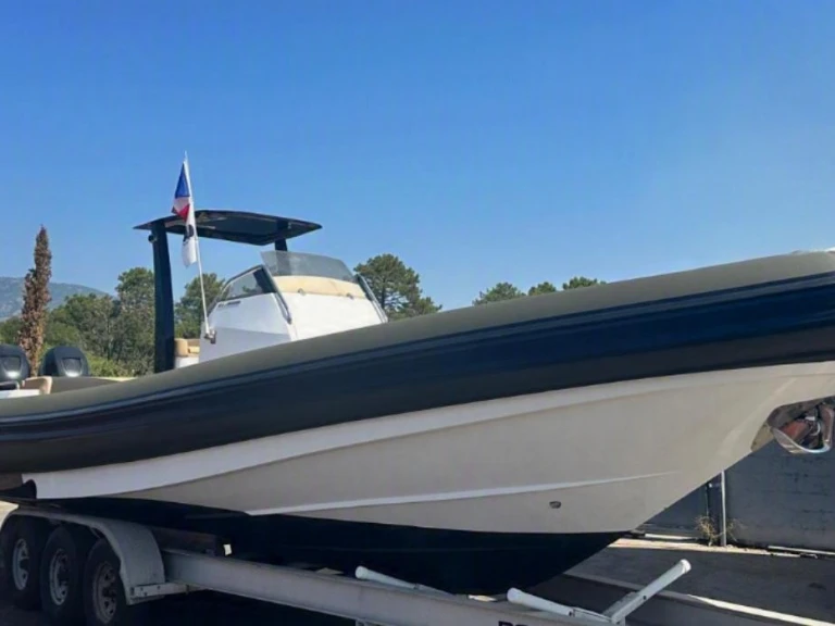 Bareboat Rental RIB cantieri magazzu with a boat licence