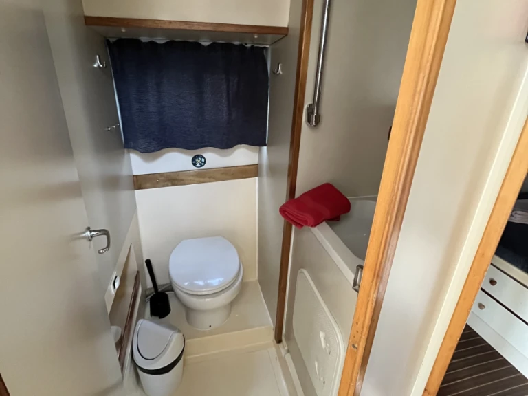 Bareboat Rental Houseboat  with a boat licence