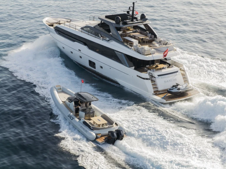 Bareboat Rental Luxury Yacht San Lorenzo with a boat licence