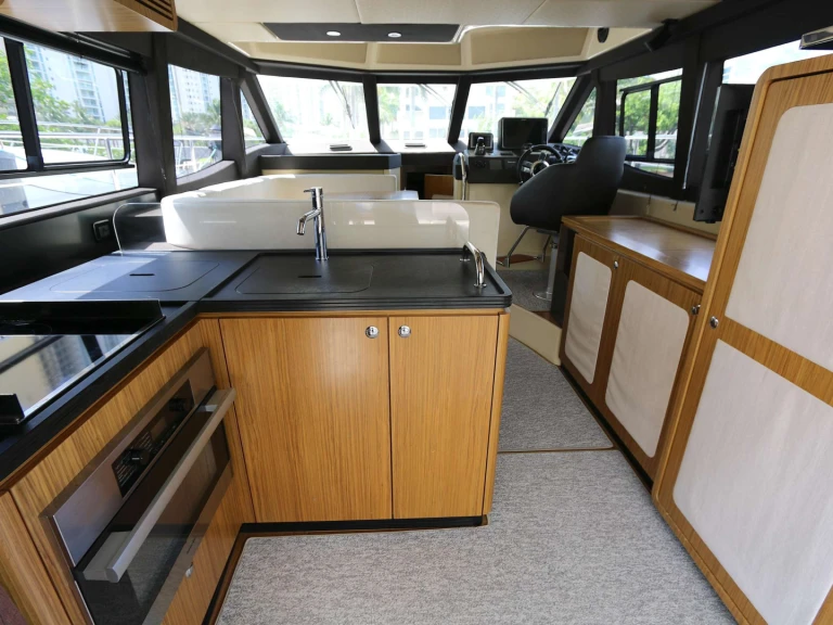 Rent a Azimut Caprice Bahamas