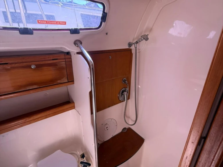 Yacht charter Lávrio cheap Bavaria 42 Cruiser