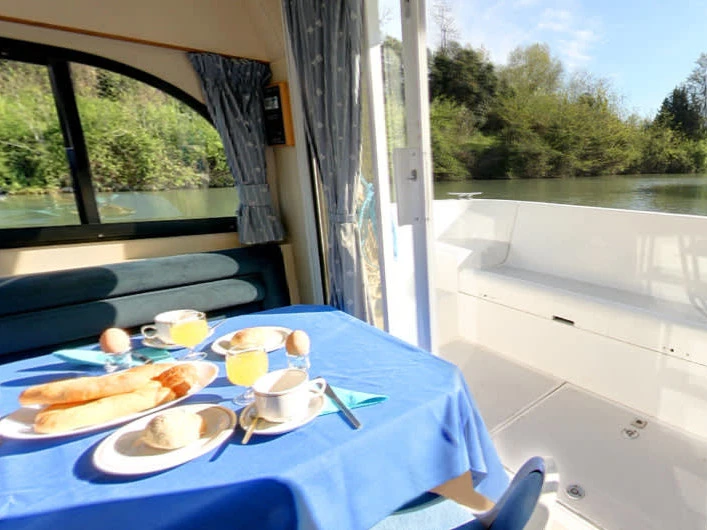 Boat rental Le Boat Caprice in Saint-Gilles du Gard on Samboat