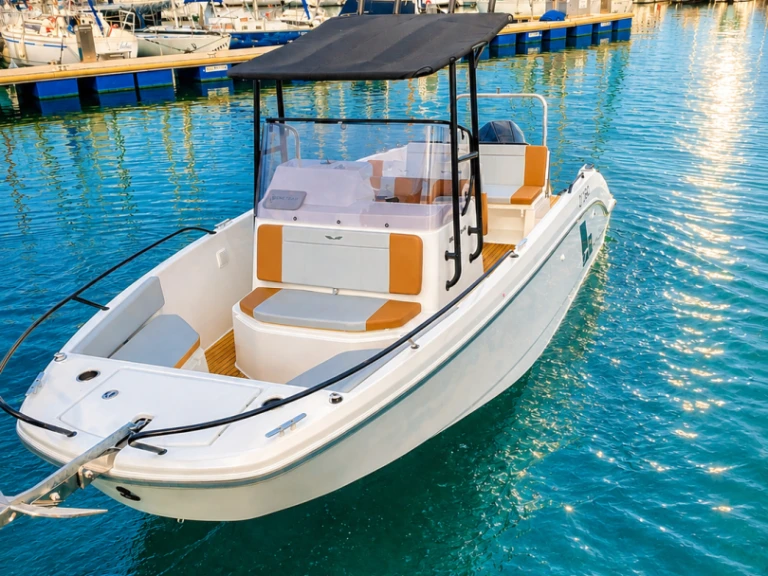 Bareboat Rental Motorboat Bénéteau with a boat licence