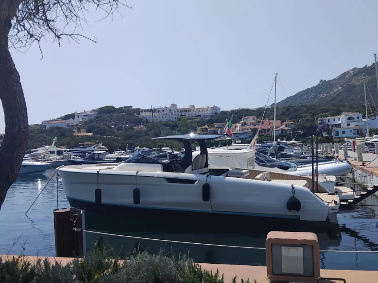 Bellini Yachts Astor 36 in Porto Cervo on SamBoat