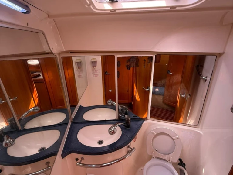 Rent a Bavaria Bavaria 42 Cruiser Lávrio