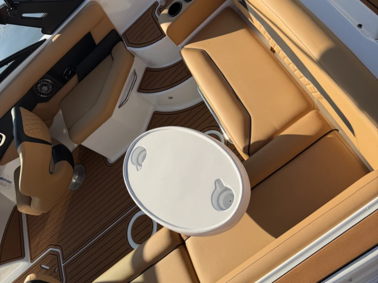 Motorboat for rent Aix-les-Bains at the best price