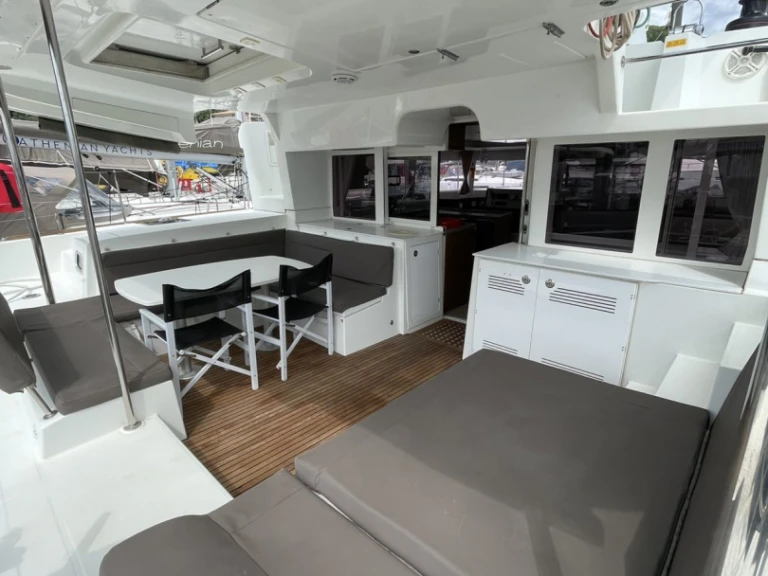 Rent a Lagoon Lagoon 450 F Piso Livadi