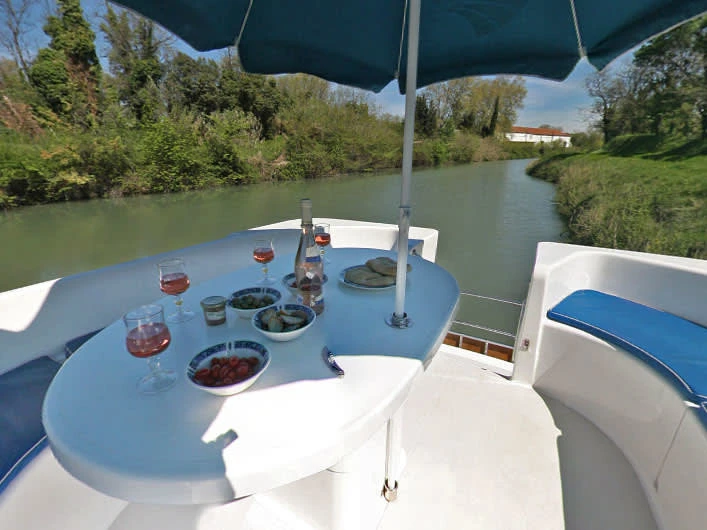 Le Boat Royal Mystique B charter bareboat or captained in  Homps