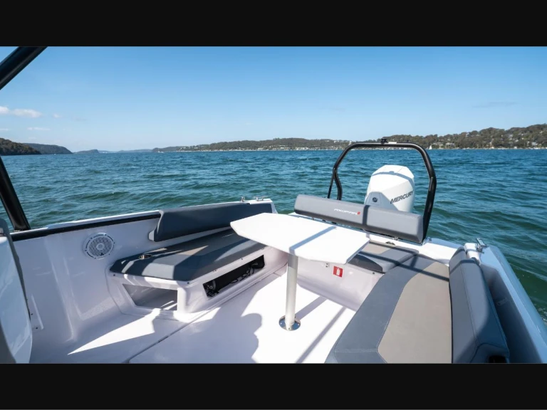 Axopar 25 cross top in Paris on SamBoat