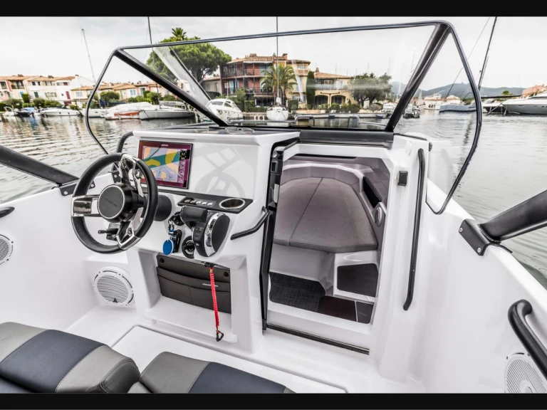 Rent a Axopar 25 cross top Paris