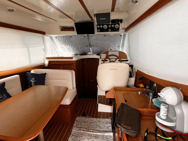Boat rental Jeanneau Merry Fisher 925 Fly in Real Club Marítimo de Huelva on Samboat