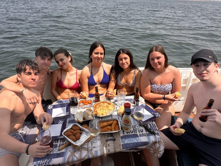 Motorboat rental with or without captain Jeanneau Real Club Marítimo de Huelva