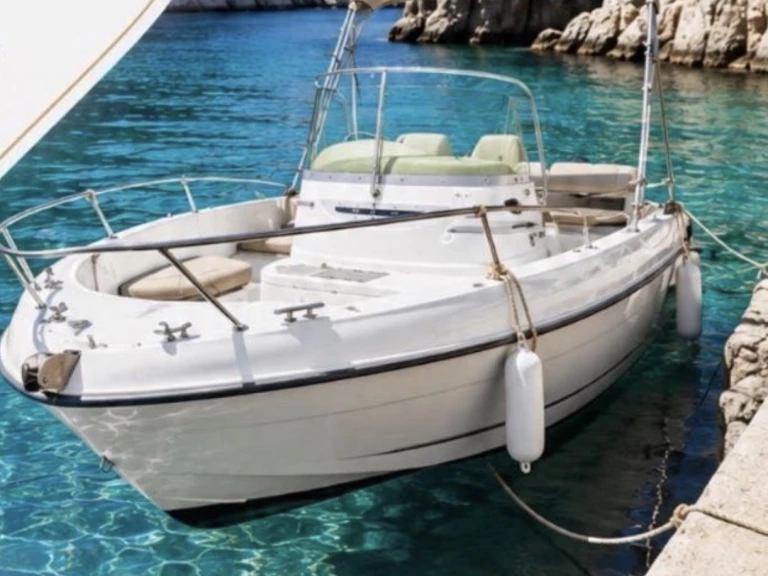 Motorboat rental in Marseille - Cap-Ferret 550 Open