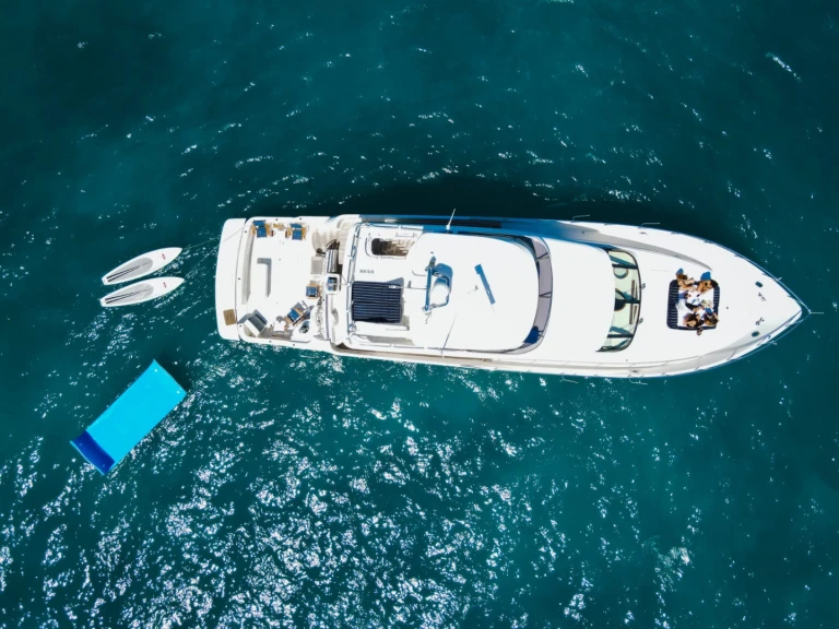 Bareboat Rental Luxury Yacht Mckinna with a boat licence