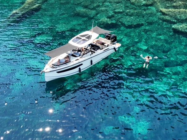Motorboat for rent Santa Eulària des Riu at the best price
