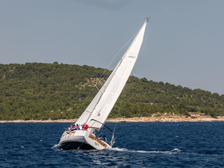 Elan E4 in Betina on SamBoat