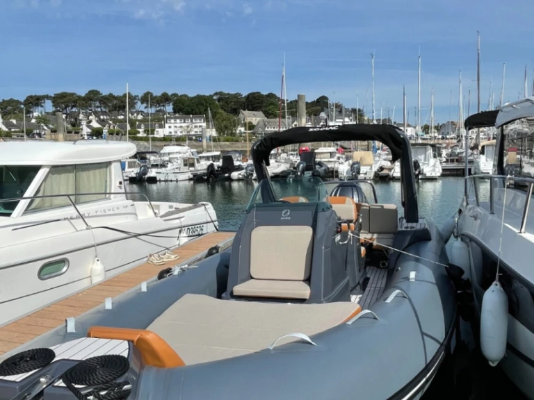 Zodiac Medline 7.5 in La Trinité-sur-Mer on SamBoat