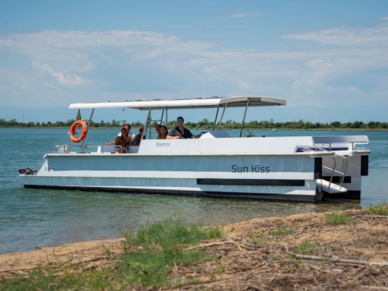 Motorboat rental in Caorle - Lagoon 33 solar
