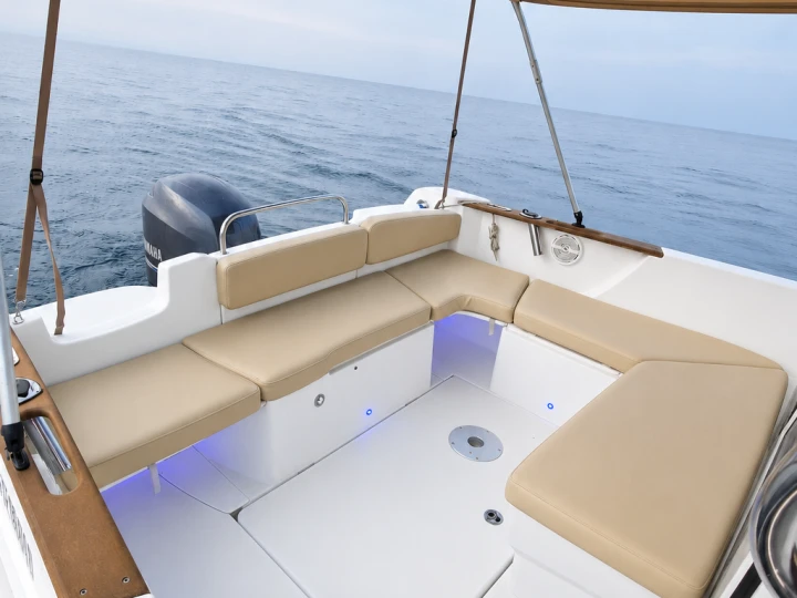 Bareboat Rental Motorboat Bénéteau with a boat licence