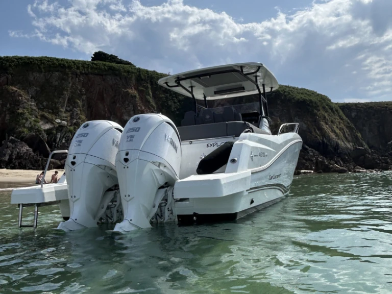 Boat rental Jeanneau Cap Camarat 9.0 CC in France on Samboat