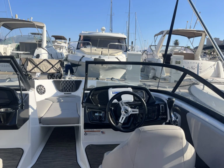 Bareboat Rental Motorboat Glastron with a boat licence