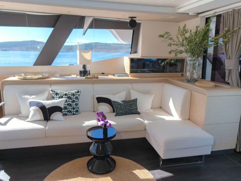 Luxury Yacht rental in Trogir - Fountaine Pajot Solomar 