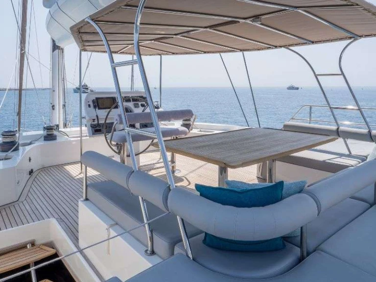 Bareboat Rental Luxury Yacht Sunreef with a boat licence