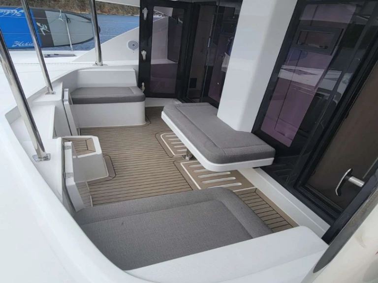 Bareboat Rental Luxury Yacht Leopard with a boat licence