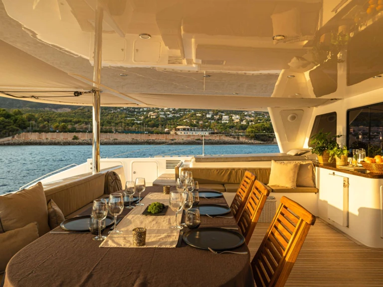 Boat rental Matrix Yachts KINGS RANSOM in Naples on Samboat