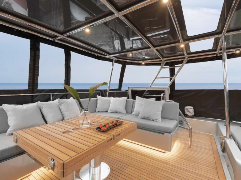 Luxury Yacht rental with or without captain Sunreef French Riviera