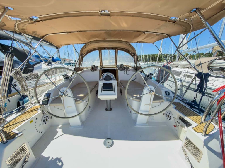 Bavaria Cruiser 37 in Pula on SamBoat