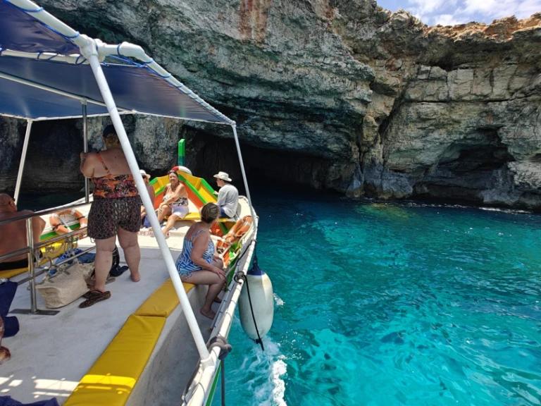 Motorboat for rent Saint Paul's Bay at the best price