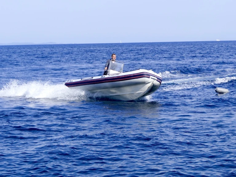 Boat rental sportis Mc4700 in Le Brusc on Samboat