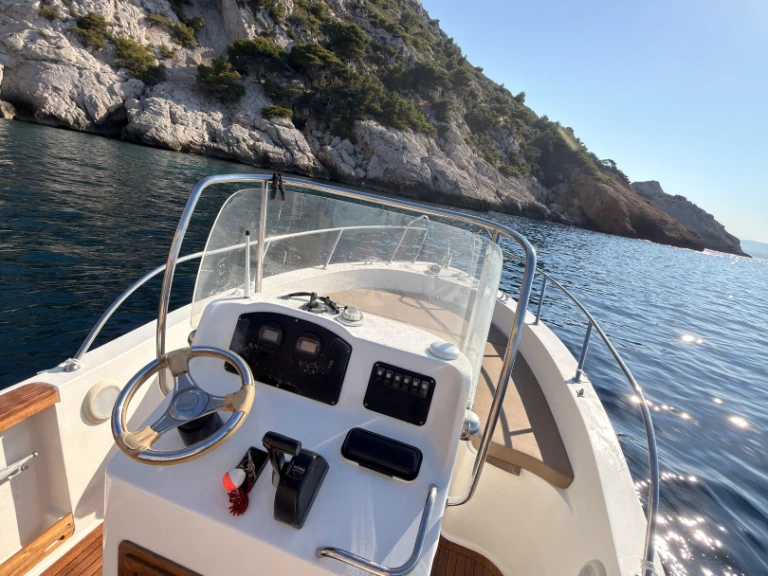 Motorboat for rent Le Rouet at the best price
