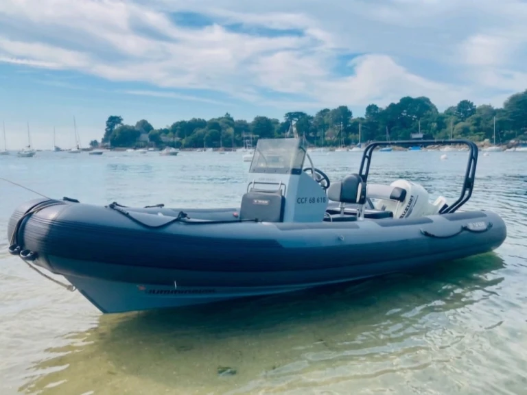 Yacht charter Saint-Cast-le-Guildo cheap 3D Tender 589