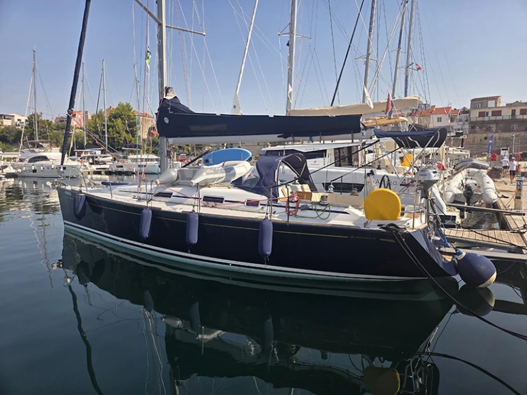 Bareboat Rental Sailboat Grand Soleil with a boat licence