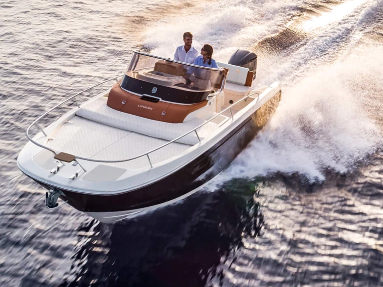 Bareboat Rental Motorboat Invictus  with a boat licence