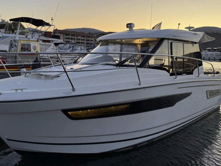 Bareboat Rental Motorboat Jeanneau with a boat licence