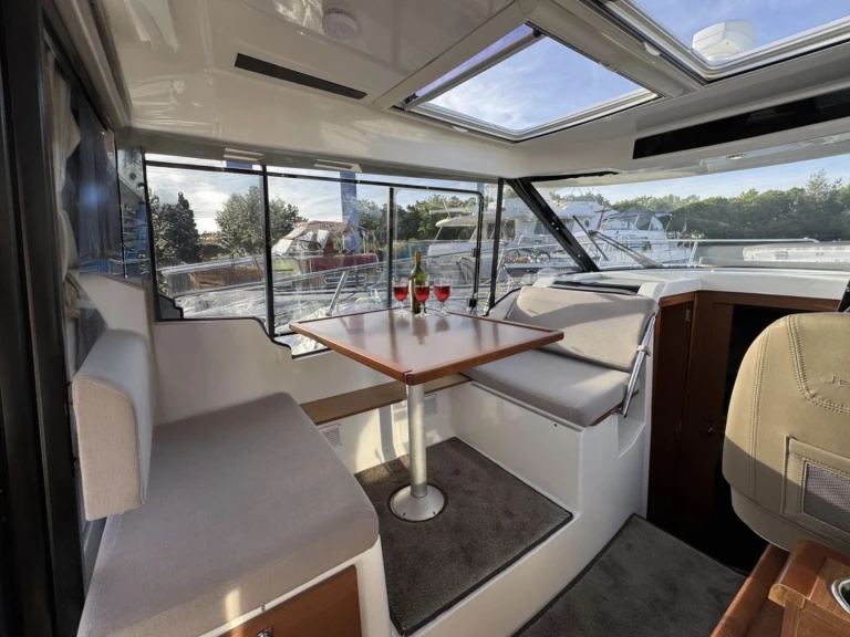 Jeanneau Merry Fisher 895 in Asnières-sur-Seine on SamBoat