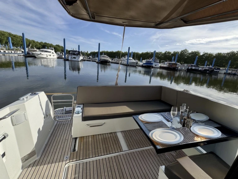 Rent a Jeanneau Merry Fisher 895 Asnières-sur-Seine