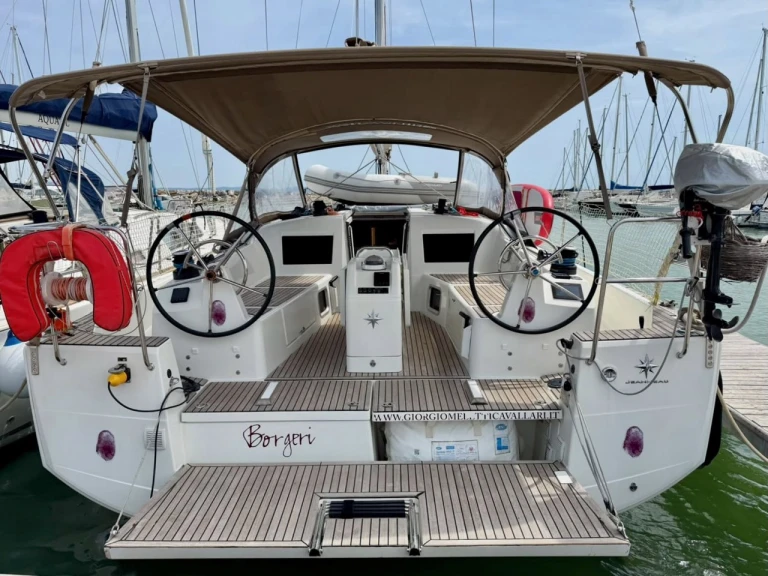 Sailboat for rent Cecina at the best price