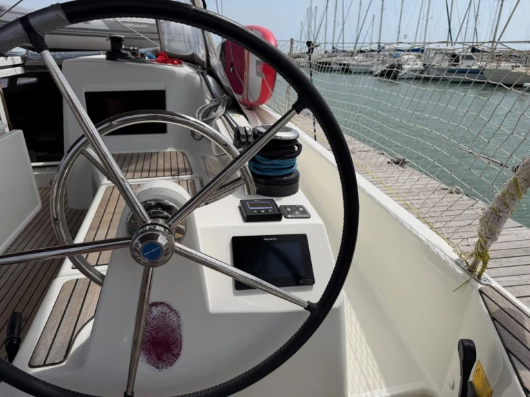 Jeanneau Sun Odyssey 410 in Cecina on SamBoat
