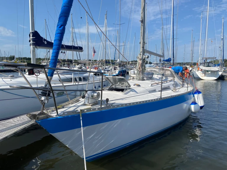 Bareboat Rental Sailboat Wauquiez with a boat licence